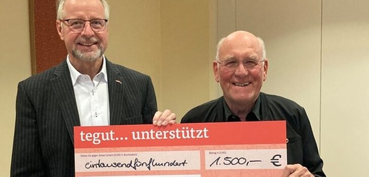 Zwei, die sich lange kennen und gut verstehen (von links): Karl-Heinz Brand (Leiter Personelles und Mitglied der Geschäftsleitung bei tegut) übergibt den symbolischen Scheck an den Vorsitzenden der IG FÜR gesunde Lebensmittel e.V. Georg Seldmaier.