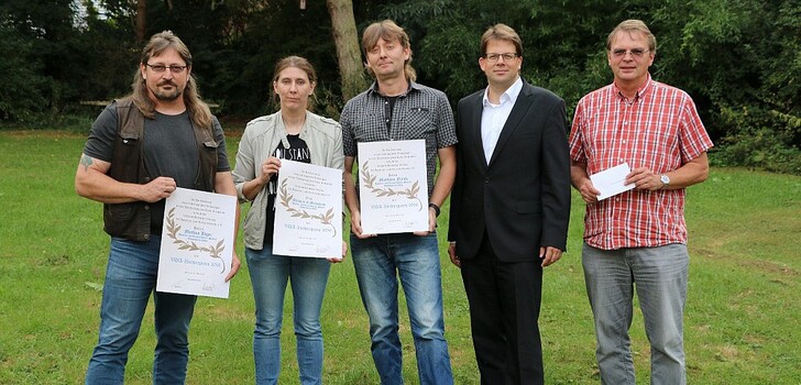 (von links) Die Preisträger Markus Jäger, Melanie el Mohamad und Matthias Frank mit Fuldas Oberbürgermeister Dr. Heiko Wingenfeld und dem 1. Vorsitzenden des Vereins, Christian Redweik