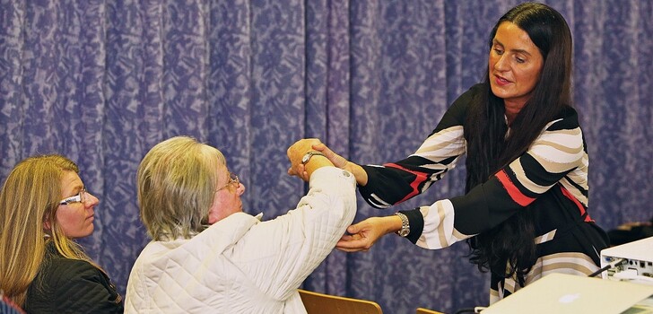 Dr. med. Nicole David von der Praxis für Neurochirurgie von Dr. med. Samir Al-Hami hielt den Vortrag.