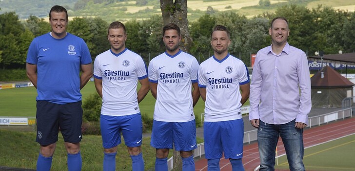HSV-Trainer Dominik Weber (links) und der sportliche Leiter Mario Rohde (rechts) freuen sich über die Neuzugänge (v.l.) Andre Vogt, Sebastian Alles und Daniel Kornagel. Noah Quanz fehlte zum Auftakt
