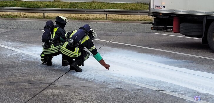 Die Feuerwehr führte verschiedene Tests durch, konnte glücklicherweise, allerdings feststellen, dass es sich um keine gefährliche Substanz handelt.