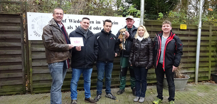 Die Spendenübergabe mit (v. li.): Volker Nuhn (Hersfelder Tierschutzverein), Transportunternehmer Torsten Albach , Yanik Raguse (Disponent TAT), Tierheimleiter Andreas Rümmler mit Hündin Püppi, Natalie Reiter (Büro TAT) und Steven Albach (Disponent TAT)
