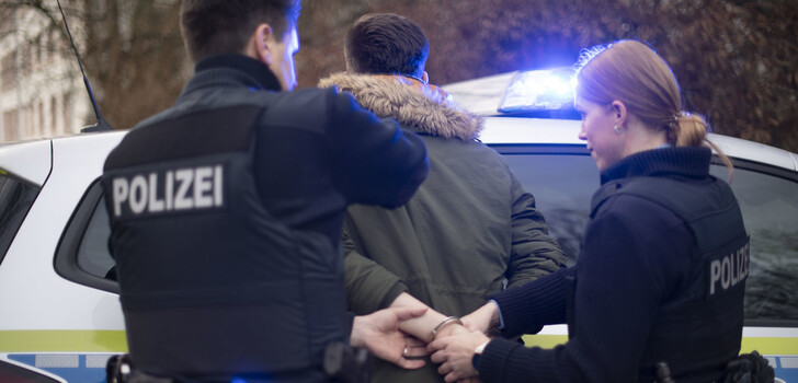 Zwischenfall in der Innenstadt. Ein Mann wurde festgenommen, nachdem er zwei Frauen mit einem Messer bedroht hatte.