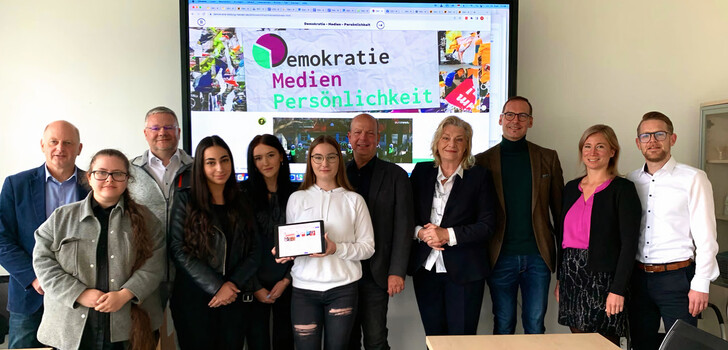 OStD Jörg Demuth, Schulleiter der Richard-Müller-Schule Fulda; Dr. Markus Ventzke Geschäftsführer von „Digitale Lernwelten GmbH“; Gunter Geiger, Direktor der Katholischen Akademie Fulda; LBHS Margarete Ziegler-Raschdorf; Rolf Pauthner, Carolin Heinzl und Steffen Schaake als begleitende Lehrkräfte sowie Schülerinnen der Richard-Müller-Schule