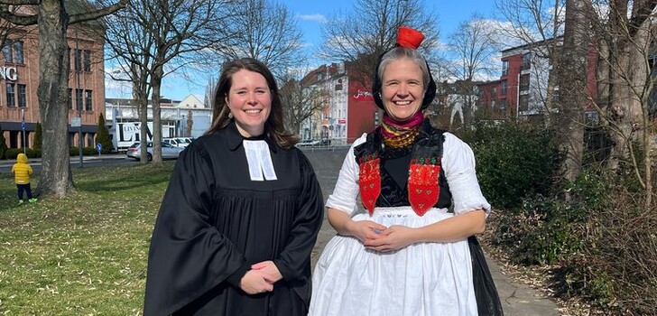 Von links: Vikarin Dorothea Rübeling und Pfarrerin Anke Mölleken beim Trachtengottesdienst in und vor der Lutherkirche.