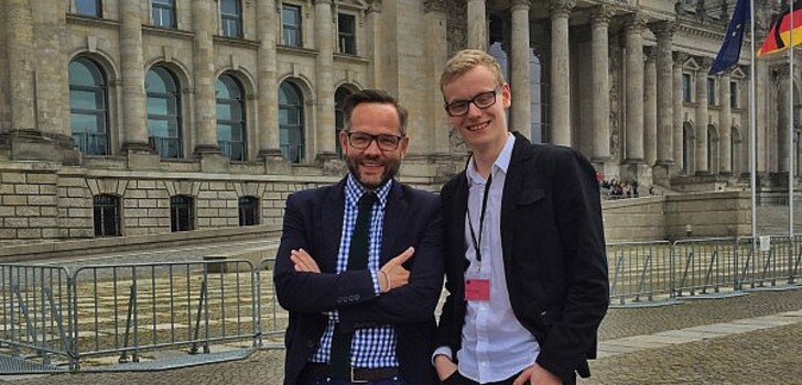 Beim Planspiel „Jugend und Parlament“ des Bundestages schlüpfte der 19-jährige Magnus Hemmenstädt aus Ludwigsau-Mecklar in die Rolle eines Abgeordneten und konnte mit den Bundestagsabgeordneten Michael Roth (links) neue Eindrücke diskutieren.