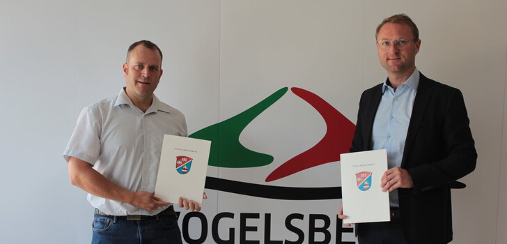 Erster Kreisbeigeordneter Dr. Jens Mischak übergibt Grebenaus Erstem Stadtrat Martin Heddrich gleich zwei Bewilligungsbescheide