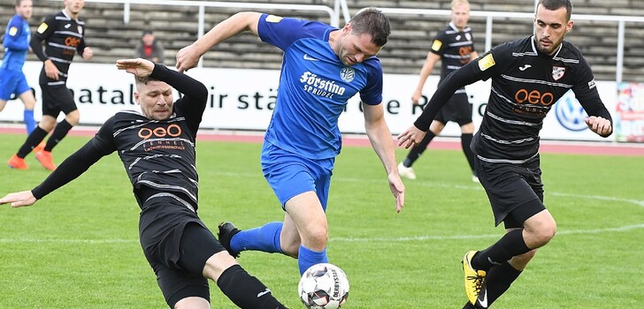 Florian Münkel (m.) und der Hünfelder SV mussten sich trotz zahlreicher Chancen in Baunatal geschlagen geben.