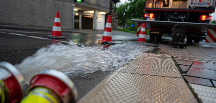 Am Sonntagabend und in der Nacht zum Montag gab es im Landkreis Hersfeld-Rotenburg einige Unwetter. Die Einsatzkräfte musste unter anderem vollgelaufene Keller auspumpen.