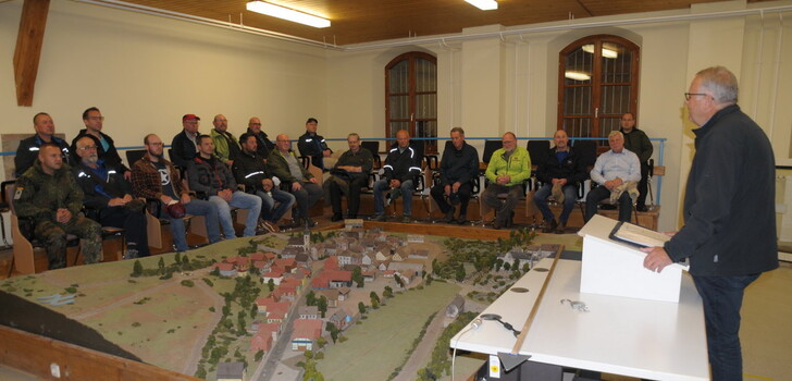 Oberst d.R. Willi Dechert (rechts) weist die Reservisten in das Übungsdorf Bonnland ein.