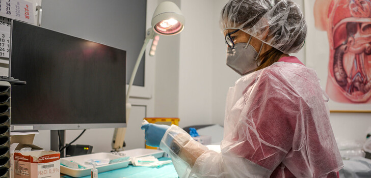 Die Mitarbeiterinnen und Mitarbeiter sorgen sich täglich sehr gewissenhaft um die Einhaltung der Anweisungen, um das Risiko einer Ansteckung für Patienten und Krankenhausmitarbeiter zu minimieren.