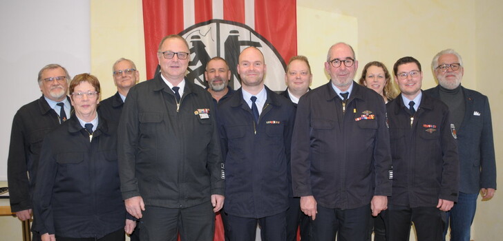 Der neue Vorstand der Feuerwehr Ulrichstein mit Wehrführer Arno Dietz, den beiden Stellvertretern Marc Andre Stein und Andreas Hädicke (vorne Mitte von rechts) sowie den weiteren Amtsinhabern.