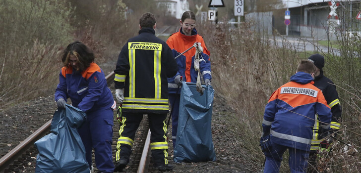 Die Jugendlichen der Feuerwehr Niederaula sammeln beim Frühlingsputz Müll entlang der Bahnstrecke zwischen Niederaula und Niederjossa