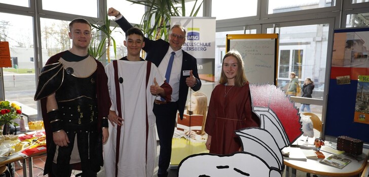 Auch die Lateiner stellten sich beim "MSOpen" vor. Im Hintergrund: Schulleiter Karsten backhaus