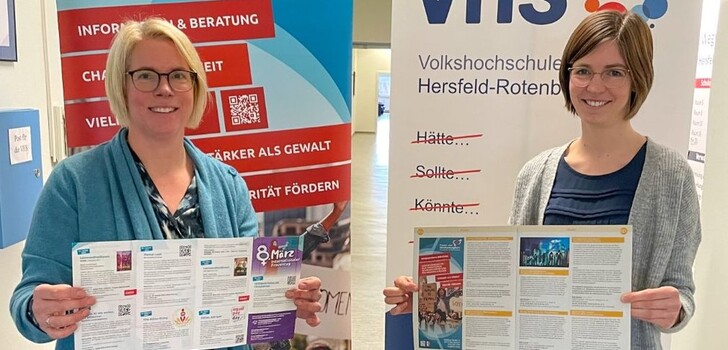 Das Frauenbüro des Landkreises und die Volkshochschule lassen ihre gemeinsame Kooperation mit einer neuen Seminarreihe für Frauen wieder aufleben. Die Frauen- und Gleichstellungsbeauftragte des Landkreises Corinna Zehender (rechts) und Kathrin Böttcher von der Volkshochschule zeigen die Veranstaltungen im Programm des Frauenbüros und im Programm der VHS.