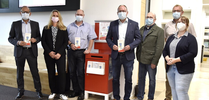 Im Behördenzentrum übergaben (im Bild von links) Dag Wehner, Susanne Saradj, Mike Betz, Jürgen Stock, Werner Althaus, Winfried Heil und Stefanie Buchwald, Koordinatorin Bürgerservice den Energiesparcheck-Briefkasten