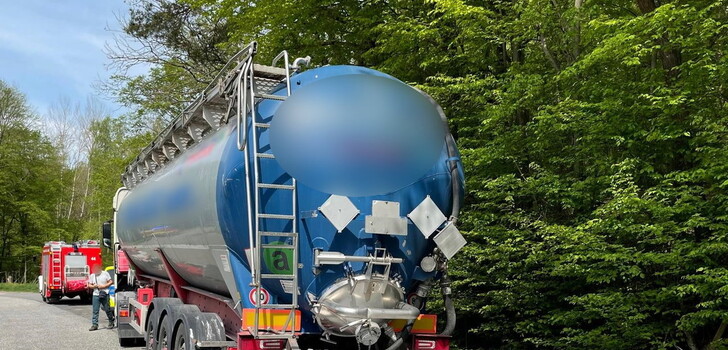 Ein Silolaster hat Ascherückstände aus seinem ansonsten leeren Tank verloren