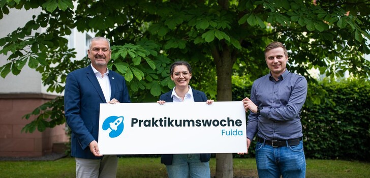 Landrat Bernd Woide, Eva Wolff und Julian Heins werben für die Praktikumswoche Fulda in den Sommerferien 2022