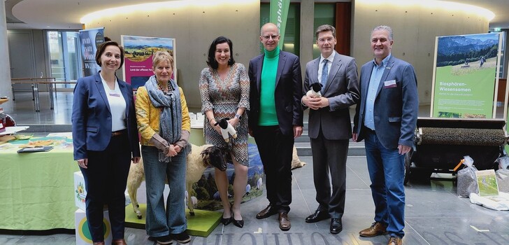 Team Rhön (von links): Dr. Silvia Kleinhenz (Metzgerei Kleinhenz), MdB Michael Brand (Hessen), Pauline Riebe (länderübergreifende Projektstelle Nachhaltigkeitsbericht bei den Verwaltungen des Biosphärenreservats), Ulrike Schade (Leiterin Thüringer Verwaltung
Biosphärenreservat), Dr. Doris Pokorny (Leiterin Bayerische Verwaltung), Torsten Raab (Lei-ter Hessische Verwaltung) und MdB Christian Hirte (Thüringen)