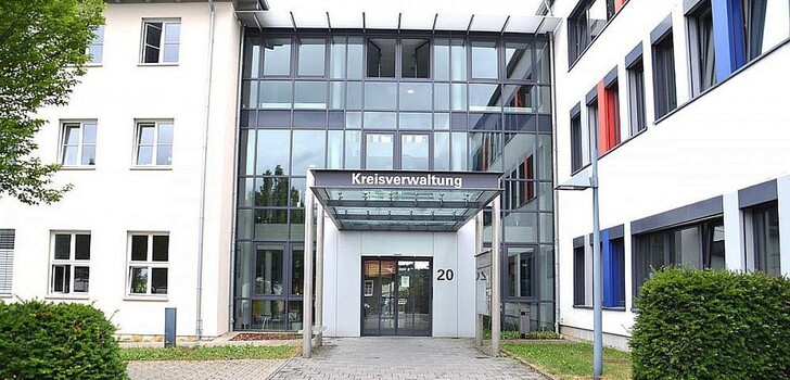 Als der 29-Jährige am Dienstagnachmittag erneut im Landratsamt erschien, riefen Bedienstete aufgrund der unklaren Bedrohungslage die Polizei.