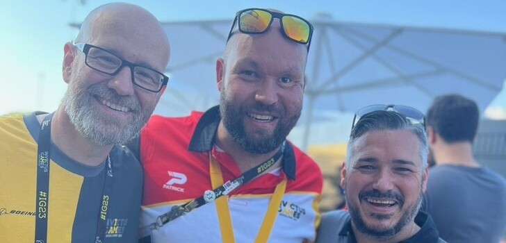Dr. Peter Tauber (links) mit Maik Mutschke, am Montag Medaillengewinner. Er hat in Afghanistan gekämpft. Rechts im Bild: Stefan Huss