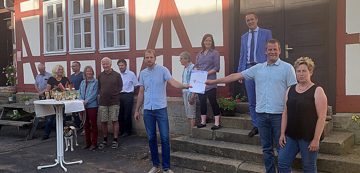 Die beiden Vereinsvorsitzenden (von links) Christian Eimer und Bernd Mausehund sowie Christina Wolf freuen sich über Fördergelder in Höhe von knapp 115.000 Euro. Den Bescheid dazu hatte Landrat Dr. Michael Koch (Mitte) mit im Gepäck. Glückwünsche gab es auch von der Grünen-Landtagsabgeordneten Kaya Kinkel.