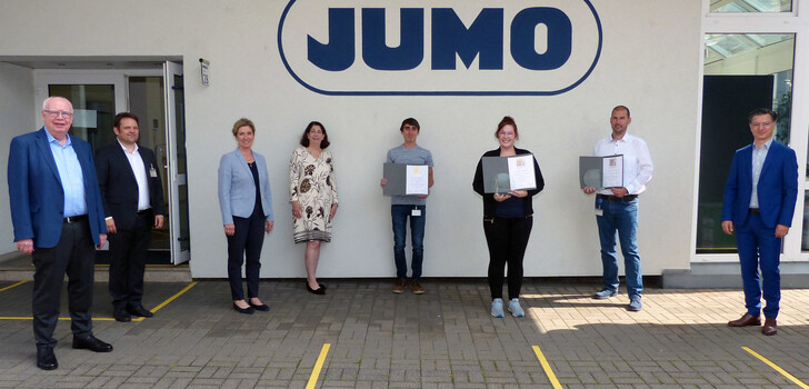 Gleich zwei Preise hat Jumo beim Deutschen Ideenmanagement-Preis 2021 gewonnen. Von links: Bernhard Juchheim (Jumo Geschäftsführer und Gesellschafter), Roland Rausch(Geschäftsführer „Zentrum Ideenmanagement“), Monika Thom (Leiterin Jumo Ideenmanagement), Alexandra Dantmann (Jumo Personalleiterin), Daniel Achatz (Preisträger „Beste Idee in Produktion und Technik“), Jacqueline Müller („Beste Azubi-Idee“), Daniel Schmitt (Preisträger „Beste Idee in Produktion und Technik“) und Dimitrios Charisiadis (Jumo Geschäftsführer)