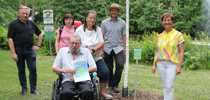 Volker Ehrich, Margarita Nuhn und Karl-Josef Höfer (Projekt Baumpaten), Bürgermeisterin Anke Hofmann; im Vordergrund Christina und Reiner Büchsenschütz.