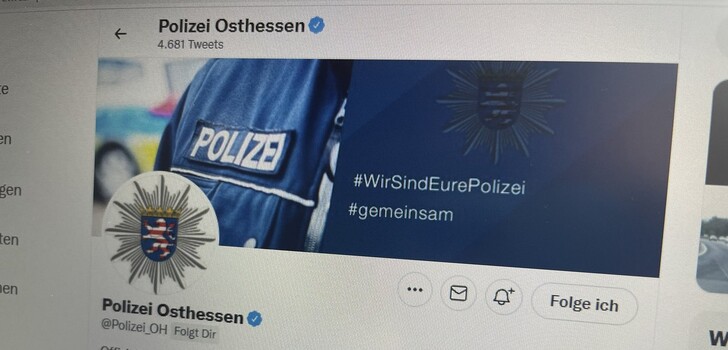 Am heutigen Tag des Notrufs lohnt es sich, auf dem Twitter-Kanal des Polizeipräsidiums Osthessen einmal vorbeizuschauen.