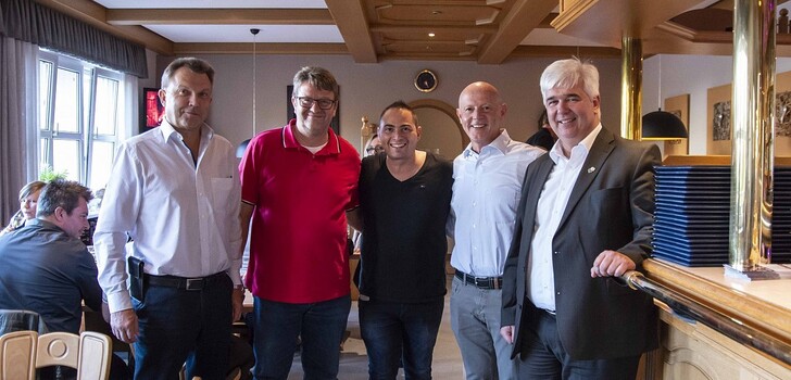 Von links: Markus Röhner (AR Immo), Fabio Gandolfo, Armin Alt (AR Immo) und Timo Zentgraf (Bürgermeister Künzell)