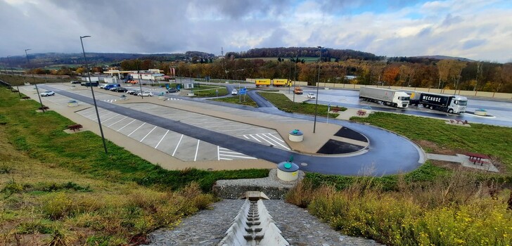 Blick auf die neuen Pkw-, Schwertransport- und Lkw-Stellflächen der Tank- und Rastanlage Uttrichshausen-Ost
