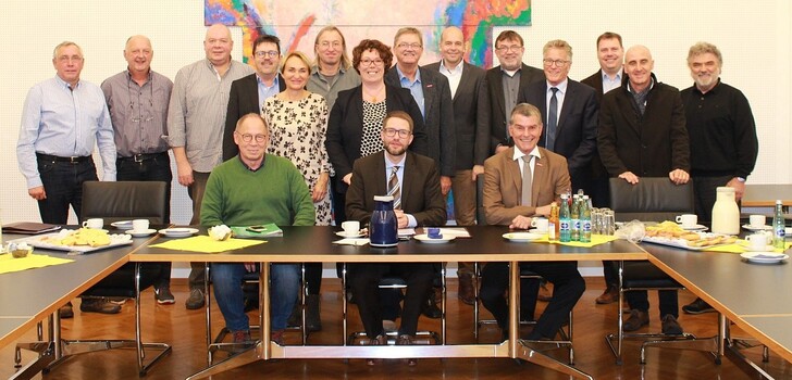 Die Kreisspitze um Landrat Thorsten Stolz (sitzend, Mitte) und die Kreishandwerkerschaften um die Kreishandwerksmeister von Gelnhausen-Schlüchtern, Joachim Wagner (links daneben) und Hanau, Martin Gutmann (rechts daneben) besprachen aktuelle kreis- und wirtschaftspolitische Themen.
