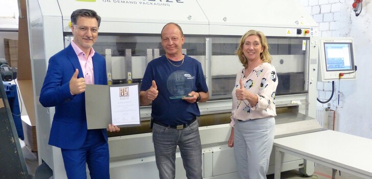 JUMO-Geschäftsführer Dimitrios Charisiadis (links) und die Leiterin des Ideenmanagements Monika Thom (rechts) freuen sich mit Preisträger Martin Jordan (Mitte) über den Deutschen Ideenmanagement Preis.