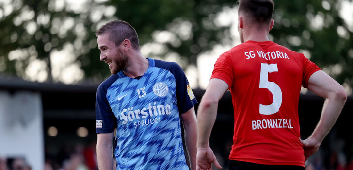 Kevin Krieger (l.) und seine Kollegen vom Hünfelder SV haben derzeit gut lachen