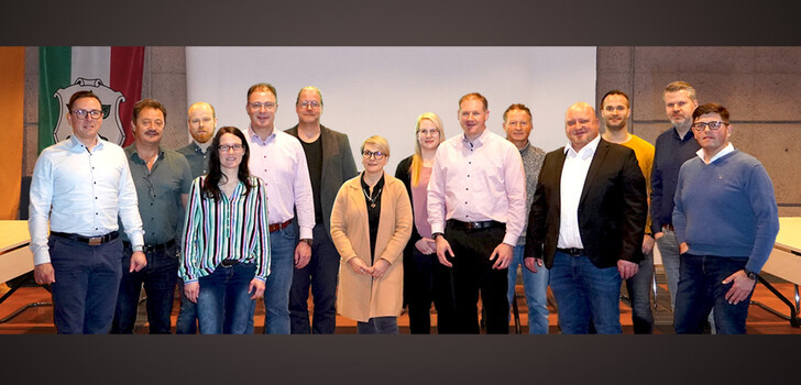 Das Bild zeigt alle Teilnehmer des Neujahrs-Treffens von links: Rotenburgs Bürgermeister Christian Grunwald, Nentershausens Bürgermeister Ralf Hilmes, Digitalisierungsbeauftragter von Wildeck Daniel Jasiulek, Digitalisierungsbeauftragte von Cornberg Lisa Barthel, Wildecks Bürgermeister Alexander Wirth, Digitalisierungsbeauftragter von Nentershausen Volker Heise, Bürgermeisterin von Cornberg Katja Gonzalez Contreras, Digitalisierungsbeauftragte von Ronshausen Charline Klauer, Ronshausens Bürgermeister Markus Becker, Digitalisierungsbeauftragter von Alheim Günther Reinhardt, Civento Prozessdesigner Stefan Rinke, Digitalisierungsbeauftragter von Bebra Johannes Wilhelm, Bebras Bürgermeister Stefan Knoche, Digitalisierungsbeauftragter von Rotenburg Thorsten de Weerd.