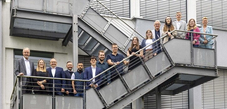 Karl-Heinz Brand (Leitung Personelles – Mitglied der Geschäftsleitun Tegut), Yvonne Link (Referentin Akademie/Talent Management), Günter Ledermann (Vorsitzender Tegut-Betriebsrat), Kit Kortum (Leiter Personalentwicklung Tegut), die Absolventinnen und Absolventen des Programms Handelsfachwirte+ mit Prof. Dr. Wolfgang Dippel (Direktion - Bildungsunternehmen Dr. Jordan, fünfter von rechts) und Ulrike Manz (Leiterin Supermärkte – Mitglied der Geschäftsleitung Tegut).