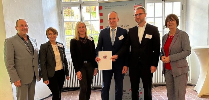Am Vormittag nahmen Dr. Jens Mischak (von rechts), Erster Kreisbeigeordneter und Vorsitzender des Vereins Region Vogelsberg, Edwin Schneider, Vorsitzender des LEADER-Beirats und Bürgermeister von Ulrichstein, Katharina Barth, Tatjana Heinz und Matthias Steckenreuter vom Verein Region Vogelsberg, den Anerkennungsbescheid für die kommende Förderperiode aus den Händen von Umweltministerin Priska Hinz (rechts) entgegen.