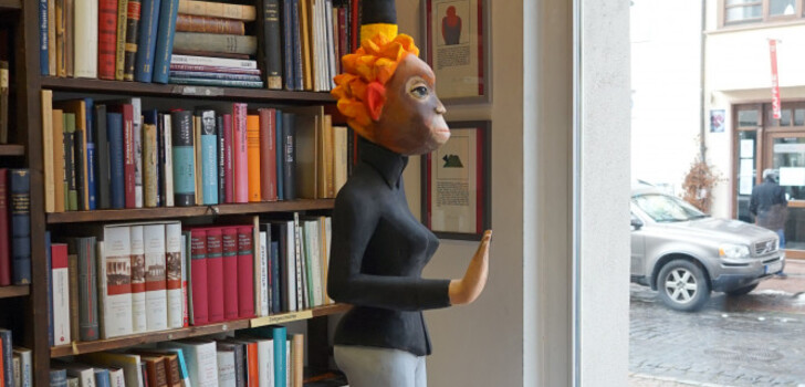 Im Schaufenster der Buchhandlung Ulenspiegel können Besucher ab sofort die Skulptur "Ein Affe regelt den menschlichen Verkehr” von Volker März bestaunen.