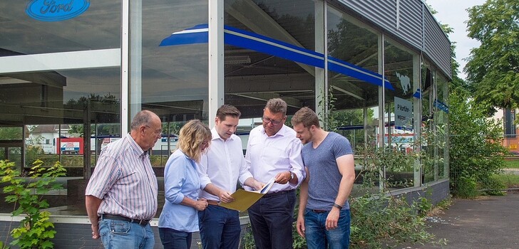 Die CDU-Fraktion vor der ehemaligen Ford-Autozentrale (v.li.).: Hartmut Ziehn, Silvia Schoenemann, Andreas Rey, Thomas Schaffert und Jan Saal.