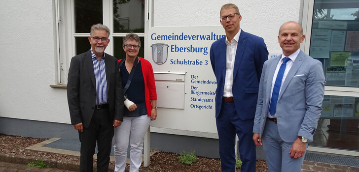 Freuen sich über die Fortsetzung ihrer Energie-Partnerschaft: (v. li.) Martin Heun (Geschäftsführer der RhönEnergie Osthessen GmbH), Brigitte Kram (Bürgermeisterin), Ulrich Herold (Erster Beigeordneter), Andreas Bug (Geschäftsführer der OsthessenNetz GmbH).