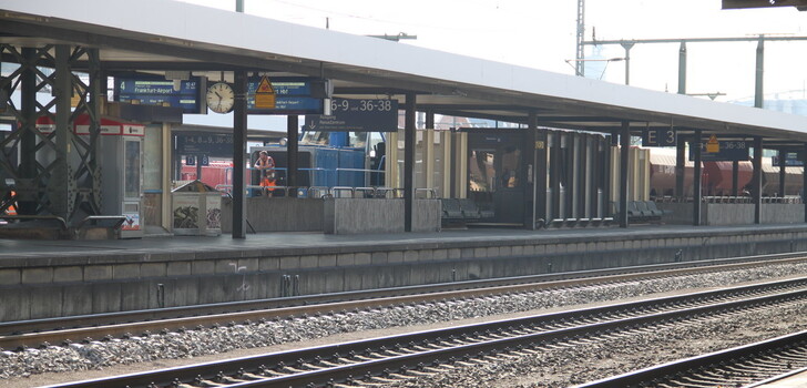 Mit einem Eilantrag hatte die Deutsche Bahn den anstehenden zweitägigen bundesweiten Warnstreik der Eisenbahn- und Verkehrsgewerkschaft (EVG) juristisch abwenden wollen, das scheint gelungen zu sein.