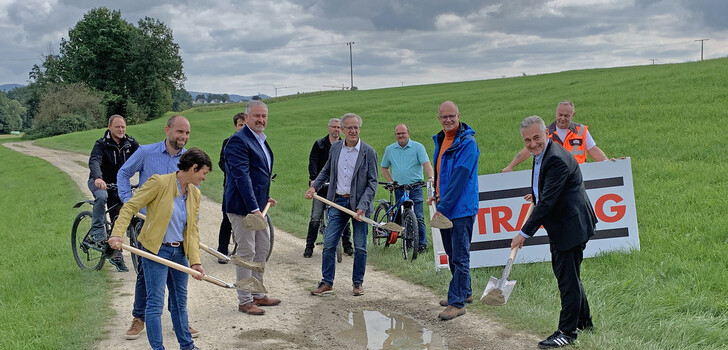 Vertreterinnen und Vertreter der beteiligten Behörden, Kommunen und Baufirmen gaben gemeinsam den Startschuss zum Ausbau des Radweges zwischen Dipperz und Margretenhaun. Dieser Spatenstich soll der Auftakt für viele weitere Radverkehrsprojekte in der Region Fulda sein