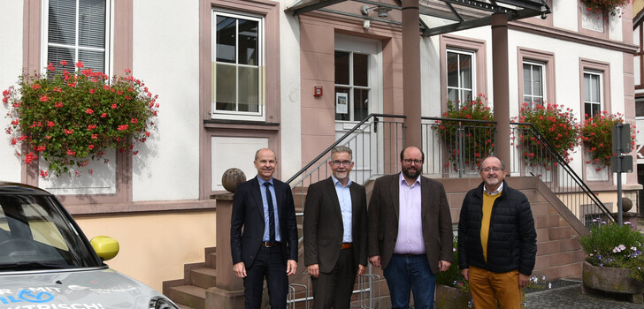 Freuen sich über die Fortsetzung ihrer Energiepartnerschaft: (von links) Andreas Bug (Geschäftsführer der OsthessenNetz GmbH), Martin Heun (Sprecher der Geschäftsführung der RhönEnergie Fulda und Geschäftsführer der RhönEnergie Osthessen), Matthias Kübel (Bürgermeister der Gemeinde Bad Salzschlirf) und Herbert Post (Erster Beigeordneter der Gemeinde)