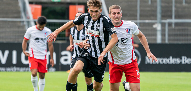 Holger Bux (VfR Aalen, #12) im Zweikampf mit Patrick Schaaf (SG Barockstadt Fulda-Lehnerz, #13)