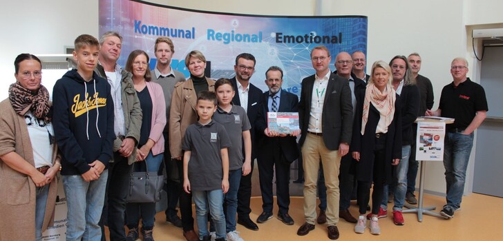 Im Beisein zahlreicher Anzeigenkunden übergeben Vertreter des Verlages dem Ersten Kreisbeigeordneten Dr. Jens Mischak die Chronik „50 Jahre Landkreis Vogelsbergkreis“.
