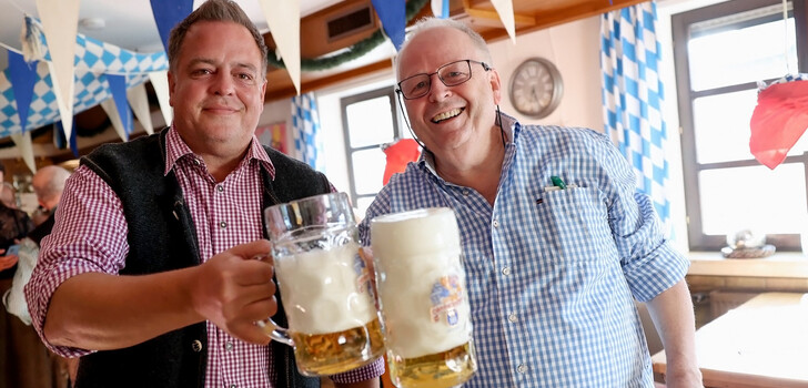 Neuhofer Gastronom Eberhard Schmitt (rechts) hat zum 48. Mal das Oktoberfest in seinem Gasthof Schmitt/"Gasse" eröffnet