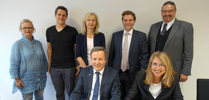 Hochschulpräsident Prof. Dr. Karim Khakzar und die Leiterin der Konrad-Zuse-Schule Susanne Diegelmann unterzeichnen den Kooperationsvertrag. In der hinteren Reihe sind zu sehen: v.l.
Vizepräsidentin Prof. Dr. Kathrin Becker-Schwarze, Prof. Dr. Jörg Kreiker, Prof. Dr. Birgit Bomsdorf (alle Hochschule Fulda) sowie Jens Heddrich und Torsten Jahn (beide Konrad-Zuse-Schule).