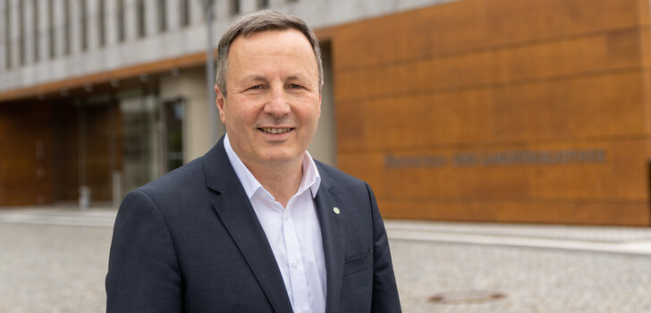 Der Präsident der Hochschule Fulda, Professor Dr. Karim Khakzar, freut sich schon auf das Wintersemester.