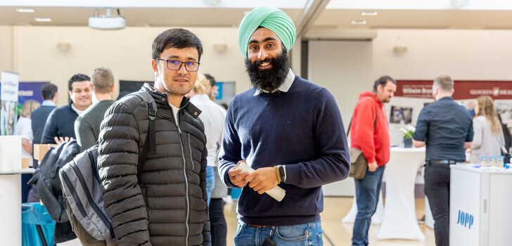 Bei der Firmenkontaktmesse an der Hochschule Fulda: Hafizullah Samim (links) und Ramandeep Singh