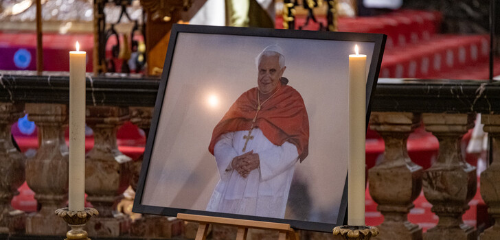 Im Fuldaer Dom ist ein Ort des Gedenkens an und der Trauer um den verstorbenen Papst em. Benedikt XVI. eingerichtet worden.